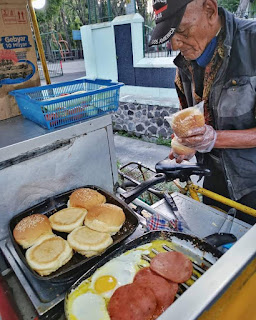 Mbah Wahadi, Penjual Burger ‘Kampung’ di Yogya