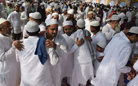 यूपी : वाराणसी में  ईद का उल्‍लास, वहीं नमाज पढ़ने के बाद एक दूसरे के गले लगकर दी बधाई। 