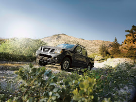 Front 3/4 view of 2016 Nissan Frontier PRO-4X Crew Cab