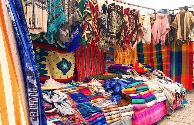 Kleurrijk handgeweven textiel op de markt van Otavalo