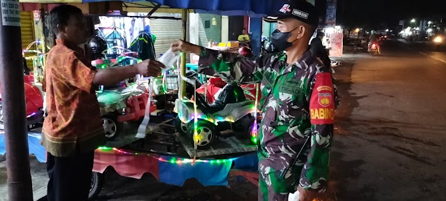 Patroli PPKM level 1 anggota Koramil 01 Sukoharjo ajak warga tetap disiplin Prokes.