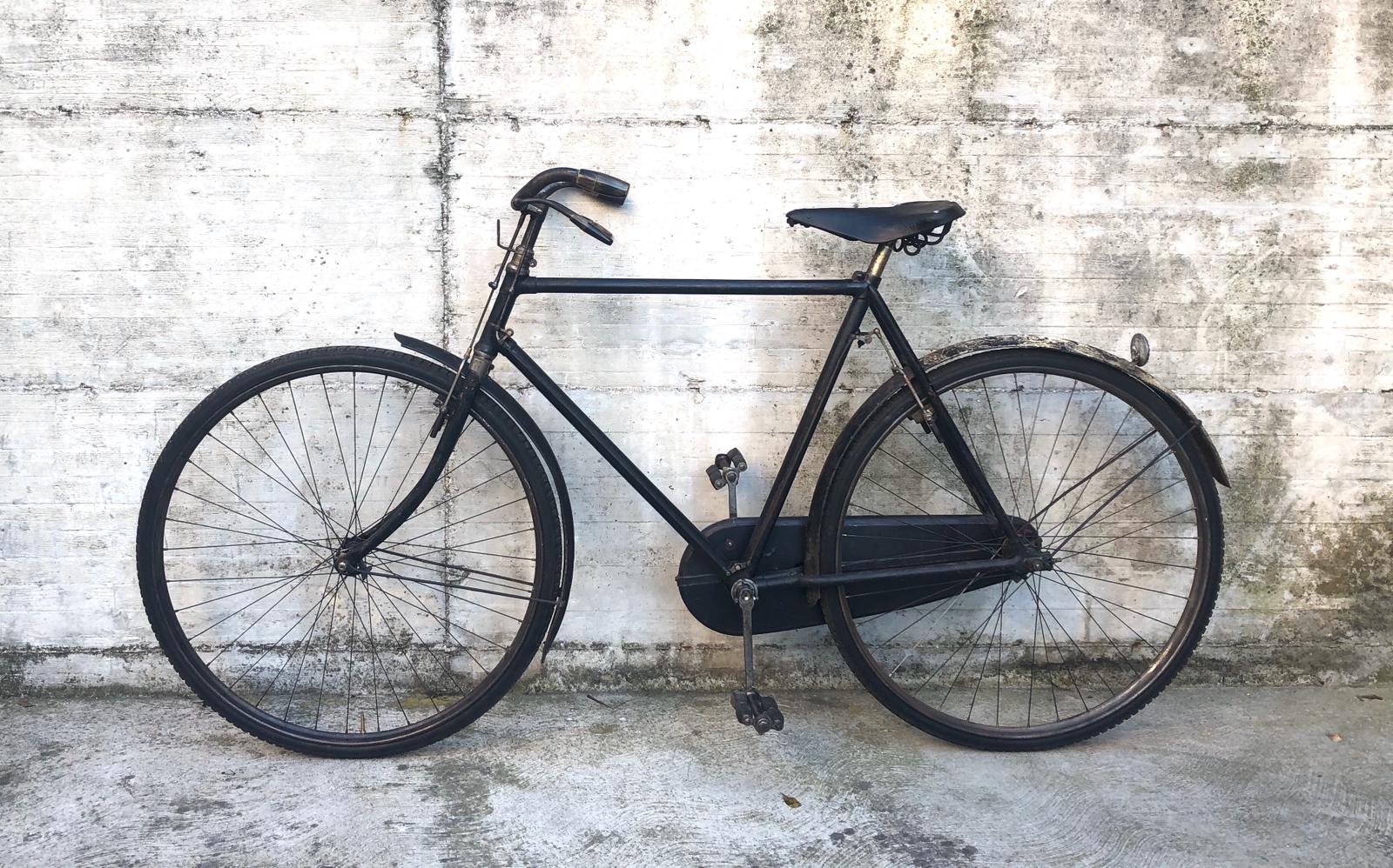 1929 gruppo di operai in bicicletta bianchi