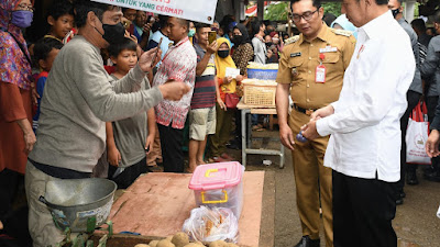 Presiden Jokowi Larang Jual Rokok Batangan