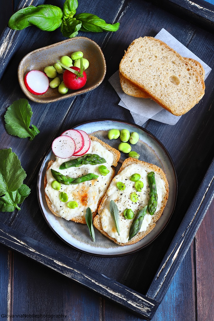 Crostoni con crescenza, asparagi e fave