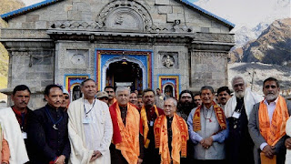 pranab-mukherjee-worships-at-badrinath-temple