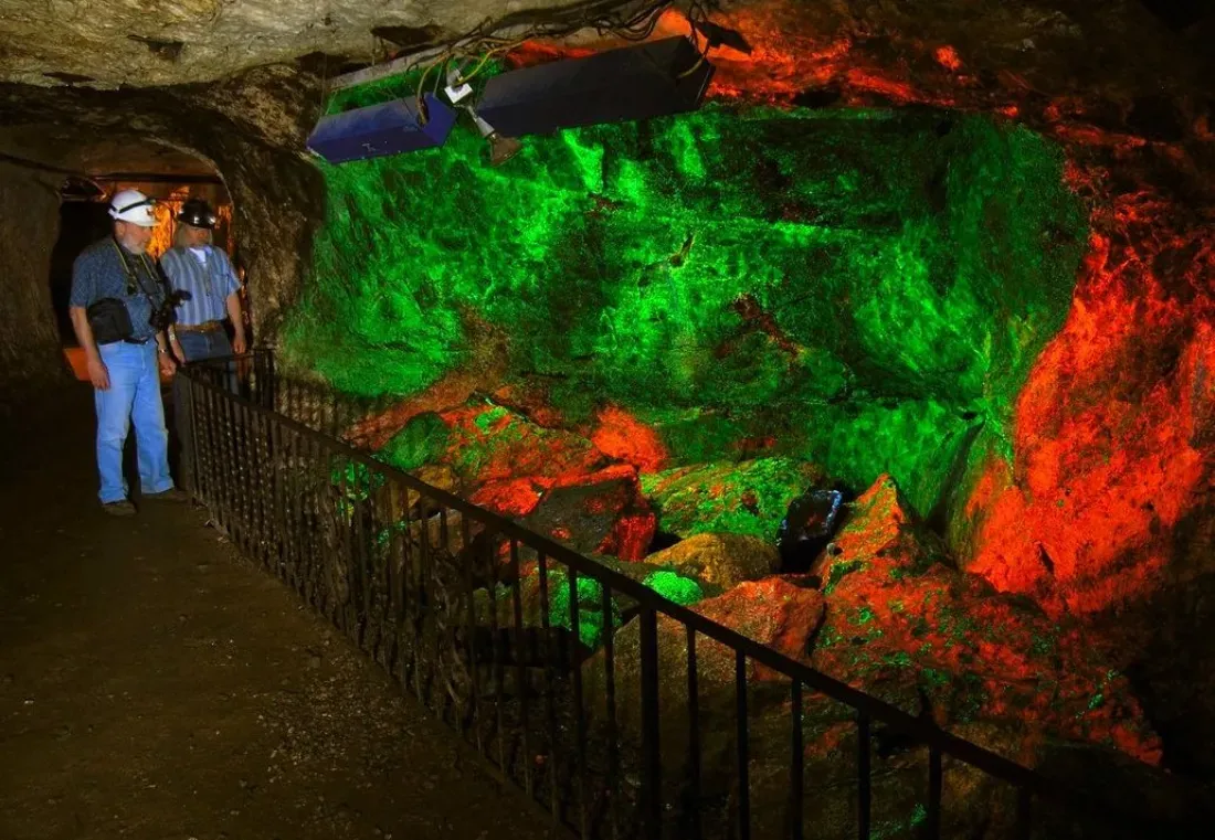 See the World’s Largest Collection of Fluorescent Rocks
