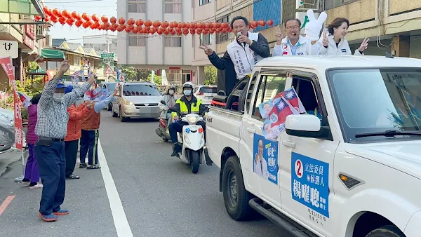 ▲彰化二選區立委候選人2號楊曜聰今天一整天車隊掃街，同為醫師出身的不分區立委候選人陳菁徽與台中市副市長王育敏先後到場陪同，向路旁民眾拜票，爭取將楊曜聰送進立法院。（記者林明佑翻攝）