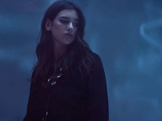 Dua Lipa está presa em uma sala de interrogatório no videoclipe de ‘Room for 2’