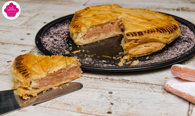 Galette frangipane et poudre de biscuits roses