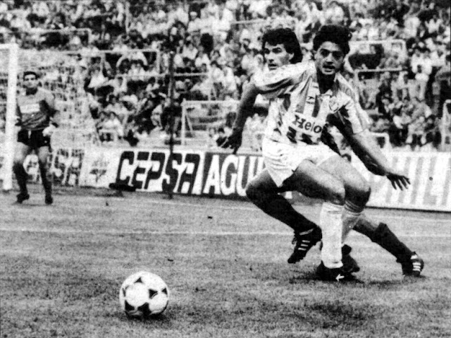 Hidalgo pugna por un balón con un defensa maltés. REAL VALLADOLID DEPORTIVO 5 ĦAMRUN SPARTANS F. C. 0 Resultado eliminatoria: REAL VALLADOLID DEPORTIVO 6 ĦAMRUN SPARTANS F. C. Martes 12/09/1989. Copa de Europa de Campeones de Copa, dieciseisavos de final, partido de ida. Valladolid, estadio Nuevo José Zorrilla.