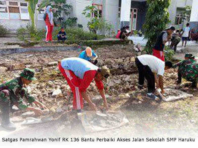 Satgas Pamrahwan Yonif RK 136 Bantu Perbaiki Akses Jalan Sekolah SMP Haruku