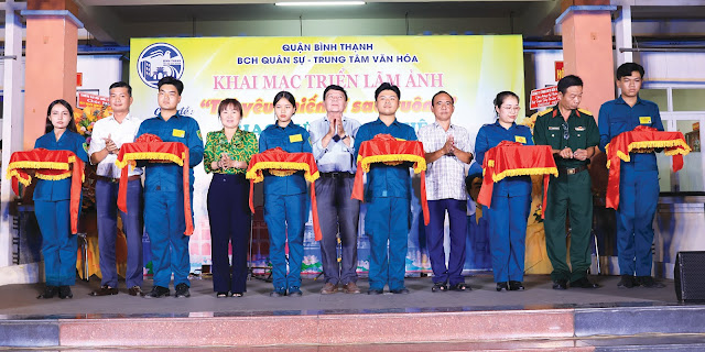 Đại biểu cắt băng khai mạc triển lãm ảnh. (Ảnh: MD) Đại biểu cắt băng khai mạc triển lãm ảnh. (Ảnh: MD)