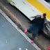 Imagem chocante mostra momento que rapaz é empurrado contra ônibus e atropelado na rua