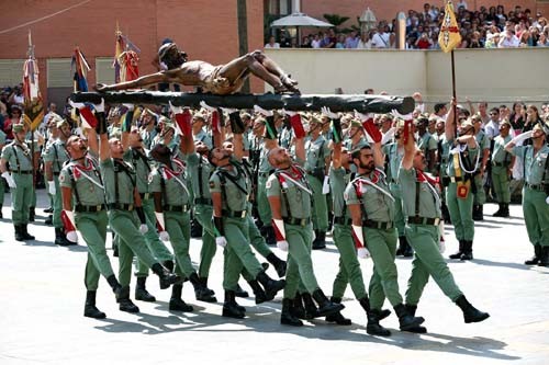 Los militares ya pueden rendir honores a los Pasos de Semana Santa. Defensa anula una orden de Chacón y facilitará la participación de miembros del Ejército en actos religiosos