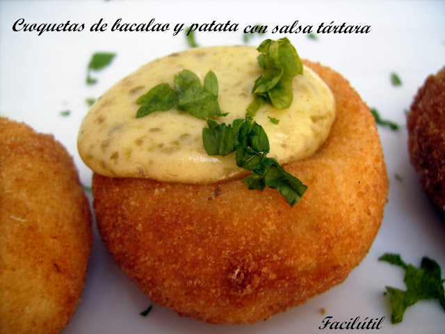 croquetas-de-bacalao-y-patatas-con-salsa-tártara