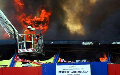 Foto Wajah Orang di Kobaran Api Ramayana