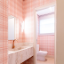 Lavabo com papel de parede xadrez rosa e branco!