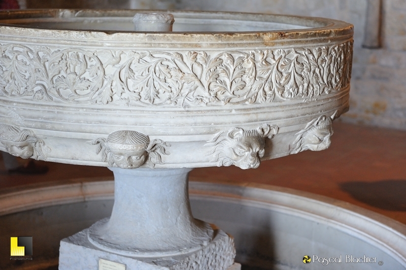 Détail de la fontaine sculptée du château comtal de Carcassonne photo pascal blachier
