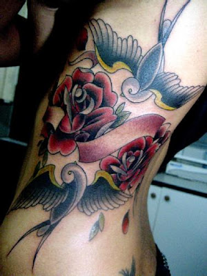 fotos da tatuagem flores com passaros na costela