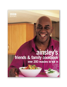 Ainsley Harriott's Friends & Family Cookbook: Over 200 Reasons to Eat In (English Edition)