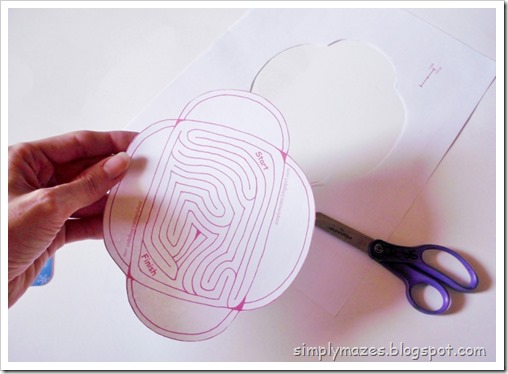 Free printable maze gift carder holder.