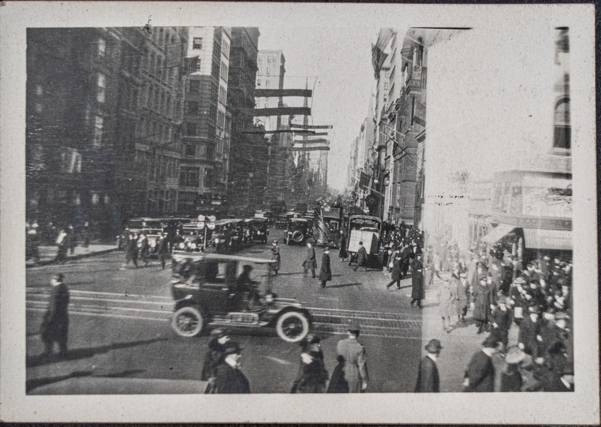 Street scene on Fifth Avenue in New York City in 1919, showing cars and pedestrians