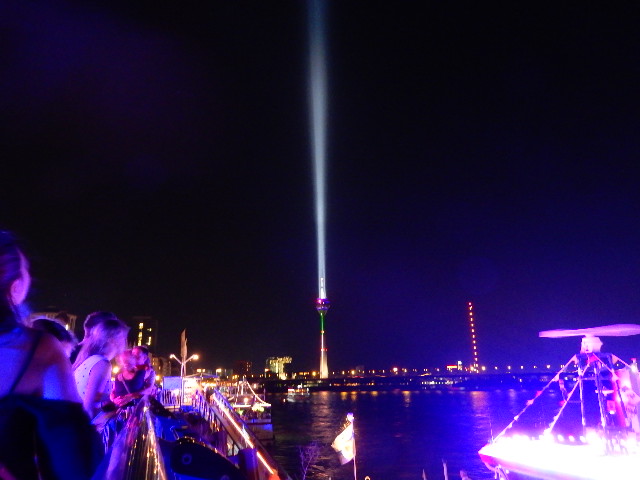 http://www.rp-online.de/nrw/staedte/duesseldorf/nrw-tag-so-funktioniert-das-lichtspektakel-auf-dem-rheinturm-der-rhein-komet-aid-1.6215394