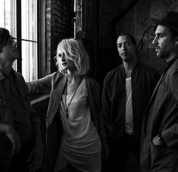 Metric e o caos da humanidade no videoclipe de 'The Shade'