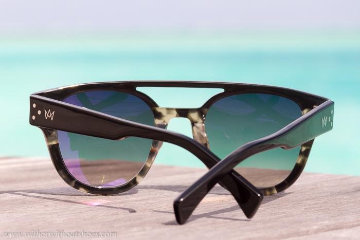 Blogger influencer con gafas de sol optica modelo aviador pasta estilo masculno