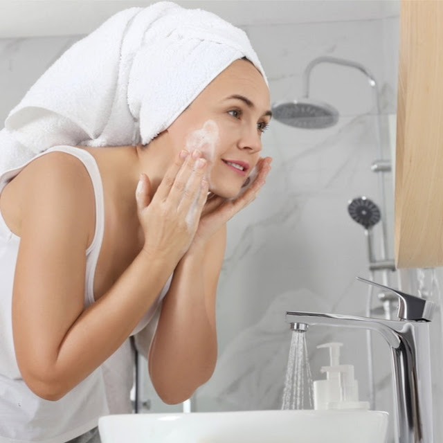 add-these-4-steps-to-your-skincare-routine-to-save-rough-dry-skin-in-the-fall