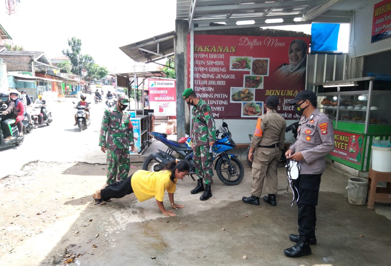 Babinsa Koramil 410-05/TKP Kodim 0410/KBL Sertu Acep bersama Tim 14 Satuan Tugas penanganan Covid-19 melaksanakan kegiatan penegakan disiplin Protokol Kesehatan di Jln. Tamin