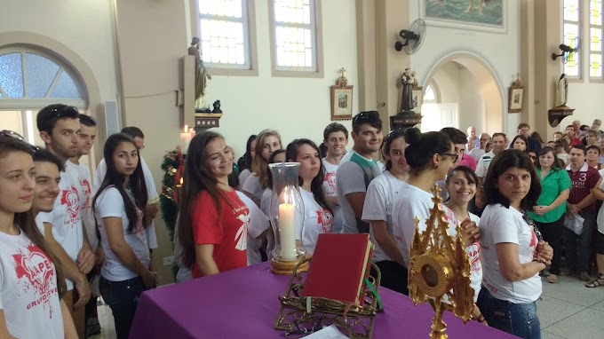 JOVENS DO GRUPO ÁGAPE PARTICIPAM DE MISSA NO SANTUÁRIO