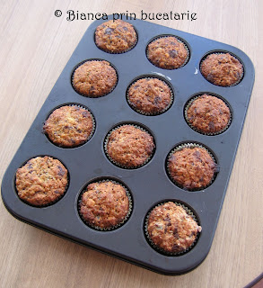 Articole culinare : Muffins cu visine, ciocolata alba si neagra