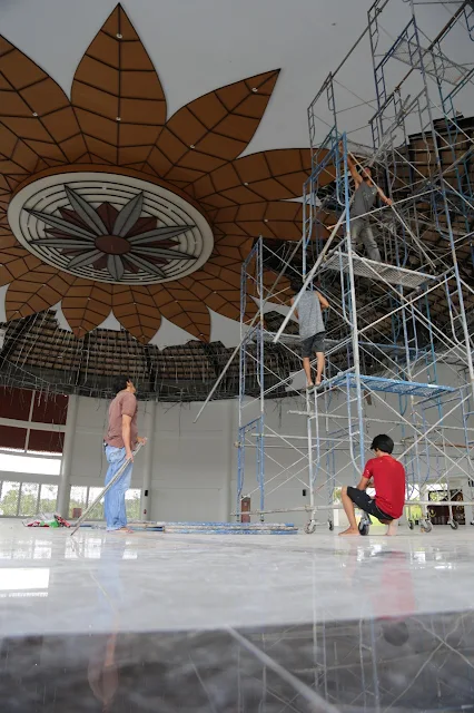 Kontraktor Mulai Memperbaiki Plafon Masjid Tanjak yang Rusak, Butuh Waktu Dua Bulan untuk Memperbaikinya