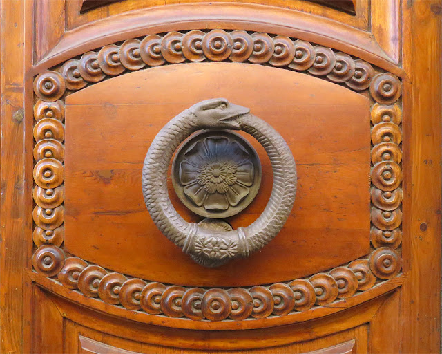 Ouroboros door handle and knocker, Palazzo Uzielli, Via dell'Indipendenza, Livorno