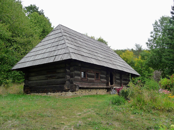 Киев. Пирогов. Музей народной архитектуры и быта. Хата 1807 г. Сеневирская Поляна Межгорского р-на Закарпатской обл.