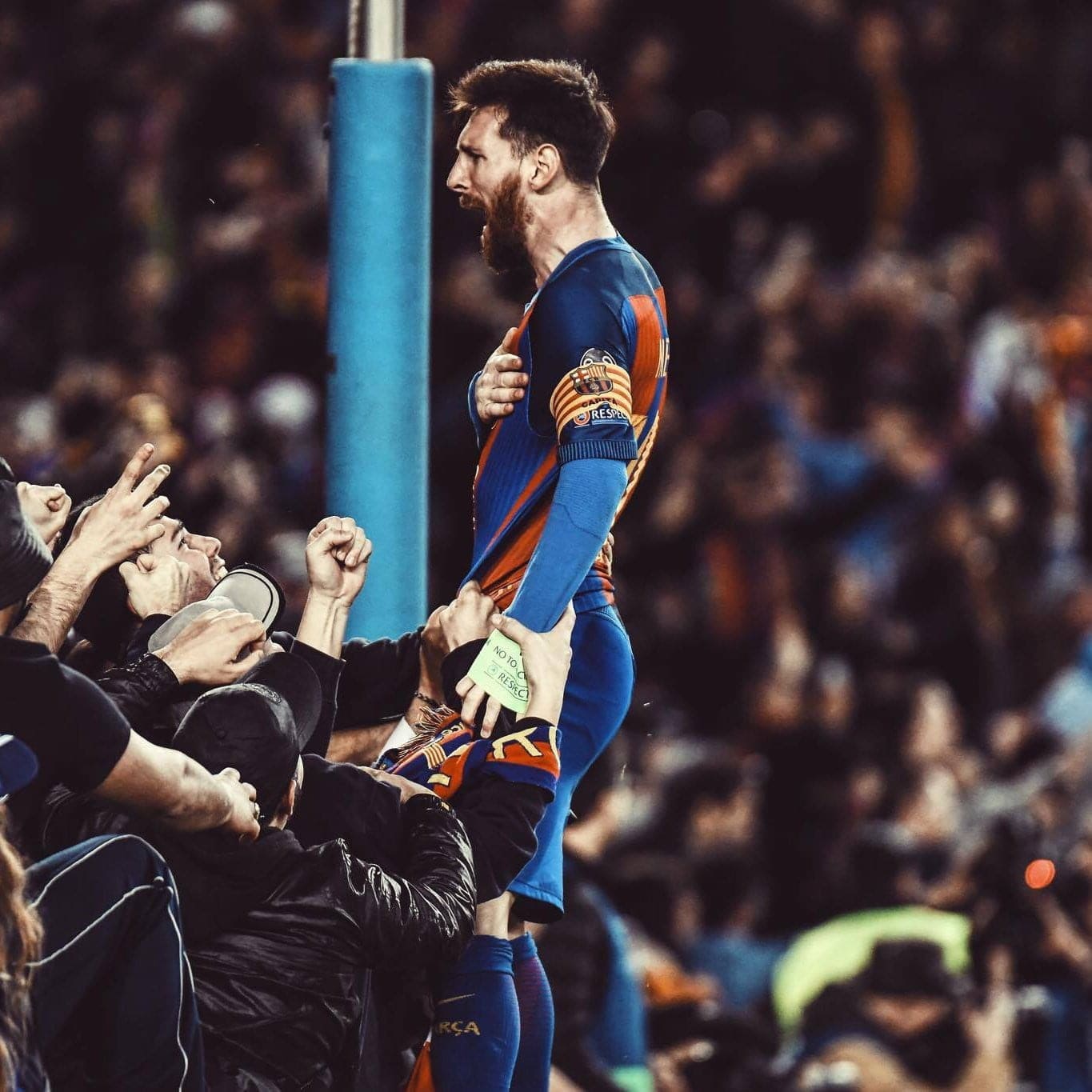 صورة ميسي وهو يحتفل بتسجيله الهدف مع جماهير برشلونة في ملعب الكامب نو بدقة 4K | صور عربية