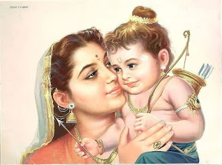 माँ अपने बेटे को गालों को चूमती हुई