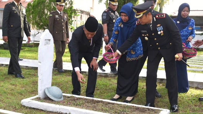 Hari Pahlawan, Pj.Wali Kota Pariaman Roberia Pimpin Tabur Bunga di Makam Pahlawan Kusuma Bangsa Pariaman