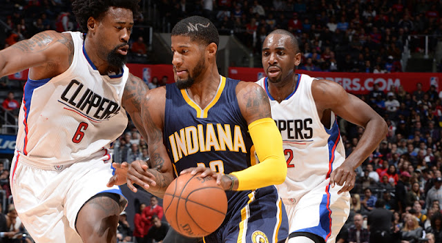 Deandre Jordan et Luc Mbah a Moute défendent sur Paul George.