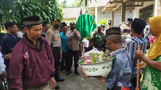 2 Warganya Jadi Korban Tragedi Kanjuruhan, Kapolsek Nglegok Takziyah di Rumah Duka
