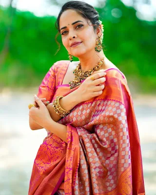 Anasuya bharadwaj beautiful looks in traditional saree Pics