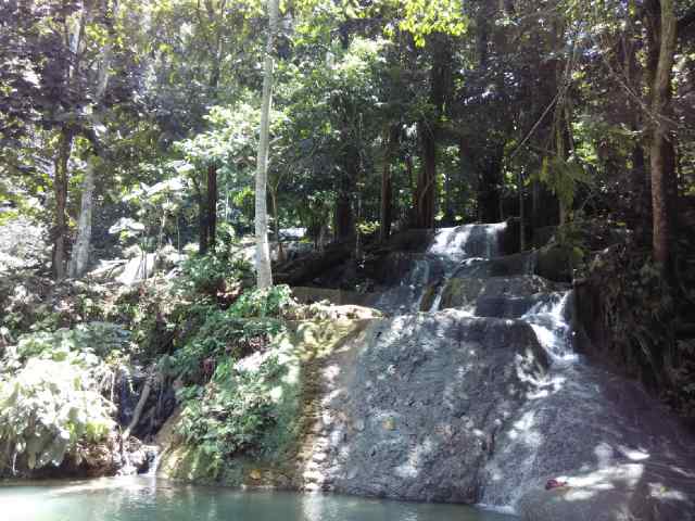 perjalanan kendari air terjun moramo