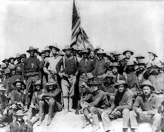 Theodore Roosevelt al mando de los Rough Riders, tras su victoria en la colina de San Juan.