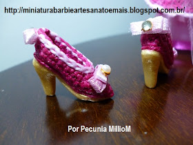 Roupa de Época de Crochê Para Bonecas Barbie Com Sombrinha Aberta e Chapéu Com Penas Por Pecunia MillioM 9