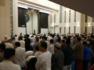 Sholat Tarawih di Masjid