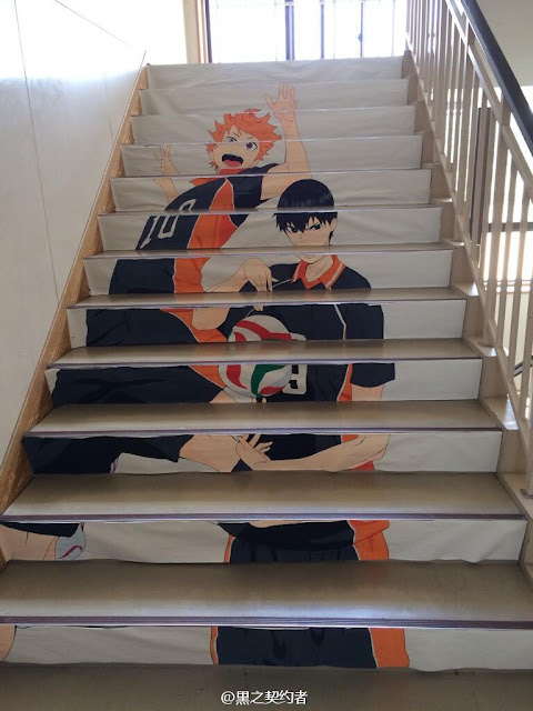 Zdjęcie schodów z namalowanymi bohaterami anime Haikyuu