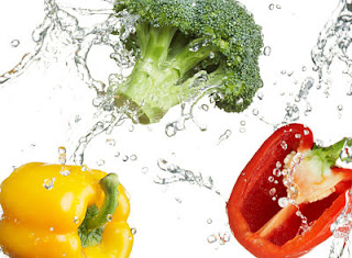 <img src="verduras-ricas-en-agua.jpg" alt="los pimentones son vegetales que contienen gran cantidad de agua">