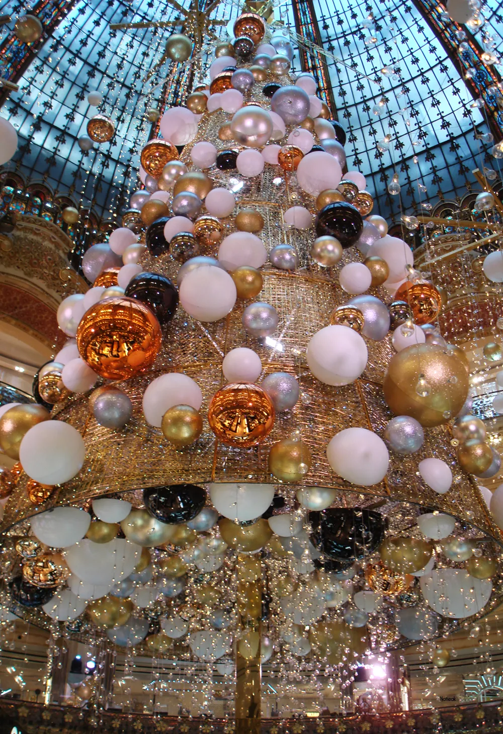 Paris  sapin cosmique des Galeries Lafayette