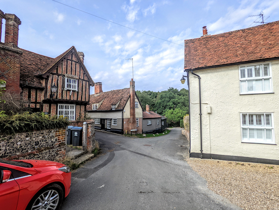 Cross the junction then keep heading W along Fleece Lane